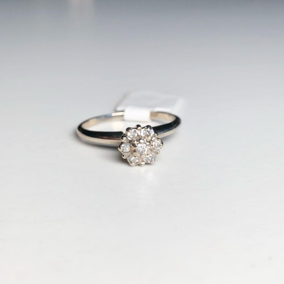 10KT White Gold Daisy Diamond Ring